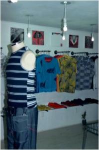 Vitrine e interior da loja Uranio na Galeria Ouro Fino, em São Paulo. Coleção Passageiros Urbanos, Verão de 2001.