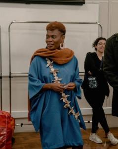 Foto de Mônica no backstage do Primeiro África Fashion Week no Brasil. A marca Mônica Anjos desfilou a coleção Futuro é Ancestral.