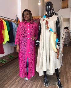 Foto de Mônica e de um look de sua autoria numa exposição que ela fez na loja da Isaac Silva, no bairro Santa Cecília, em São Paulo.