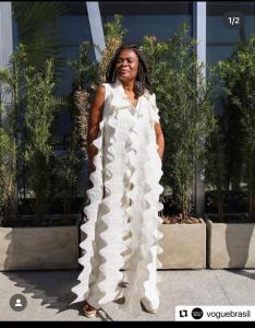 Dia em que Mônica recebeu um troféu em comemoração ao Dia da Mulher Negra, Latino-americana e Caribenha. Uma parceria do Site Mundo Negro e da L’Oréal.