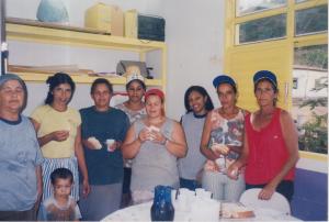 Dona Mércia (boné azul), à época presidenta da Associação do Catingueiro, em mutirão de limpeza na Escola Classe Catingueiro com as mulheres da comunidade e professores.