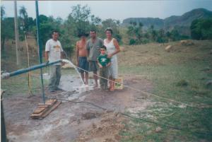 Mércia, à época presidenta da comunidade Catingueiro, junto com os operários na perfuração do poço artesiano da  Caesb. O poço foi doado à comunidade por Mércia e o esposo, João Batista.