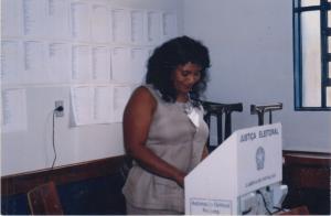 Lilia votando na primeira eleição do Distrito Federal para governador, senador, deputado federal e distrital.