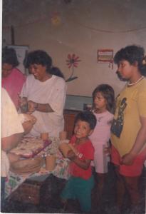 Lilia na creche que coordenava, cortando o bolo no dia dos aniversariantes do mês no Centro Comunitário Córrego do Ouro.
