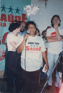 Lilia, presidente da Associação à época, agradecendo em nome da comunidade a implantação do Programa Saúde em Casa na região do Córrego do Ouro. A sua esquerda o administrador de Sobradinho I na época.