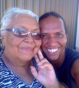 Dona Valdeci (mãe de Toninho) e Toninho. Selfie tirada na calçada na porta da sua casa na Alameda São Benedito, bairro do Pinheiro, Maceió, Alagoas.