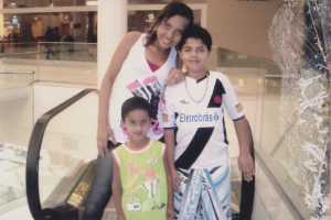 Ely no shopping, se divertindo