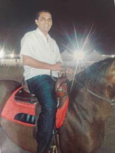 Paulo Henrique Rodrigues, montado em cavalo, em momento de lazer no Parque da Pecuária.