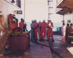Treinamento de combate ao incêndio no navio doce bey nos anos 2000 ao lado de seus companheiros.