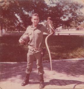 Foto no quartel de Maceió ao lado da cobra Lolita.