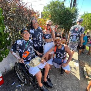 Saída do bloco Pingalada pelas ruas do bairro do Pinheiro após a realocação dos moradores.
Ricardo, Vânia (esposa), Lara (nora) e Joshua (filho).