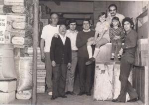 Com familiares e amigos na frente da loja de Guglielmo, Rua Benjamin de Oliveira, 111, no Brás. Luiz tinha cerca de 7 anos. Modesto Labate, ______, Vicente Labate, Guglielmo Galluzzi, Luiz Galluzzi, Ermínia Faracchio (prima), Annunziato Farrachio (tio), Vincenzo Capotorto.