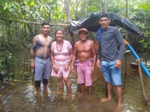 Encontro com os índios Anambé. O senhor, de bermuda rosa, é o ancião da tribo, ele ainda fala o dialeto Anambé. Através dele que a tribo, os outros Anambés, assim como Luakam, estão recuperando a língua-mãe do povo Anambé. Também é através dele que os historiadores e professores estão fazendo esse resgate. Os outros rapazes da foto são netos do ancião. Foto importante porque foi o primeiro encontro de Luakam com o ancião da aldeia. Um grande encontro nas margens do Rio Cairari.