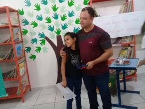 final da entrevista aluna cumprimenta o depoente Pedro