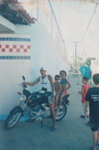 Pai do Ely e sua irmã na moto no bairro do Pinheiro