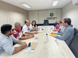 Moradores dos bairros afetados pelo afundamento de solo e integrantes do MUVB são recebidos na Defensoria Pública do Estado de Alagoas. Morador não identificado, Romoaldo (integrante do MUVB e membro do MUVB) , José Balbino, Neirevane Nunes ( Bióloga e integrante do MUVB), moradora não identificada, morador não identificado, Dr. Ricardo Melro (Defensor Público)