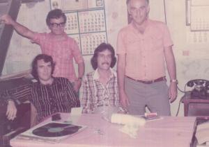 Entre amigos e sócios trabalhando no escritório na avenida Senador Queirós, Brás.
Da esquerda para direita: Eduardo Ada, Carlos Carneiro da Fonseca (sócio), Wilson Pissin, Victor Mastrorosa.