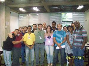 Finalização do curso de formação Operador de Equipamento de Segurança Postal (OESP). André (de verde) e outros colegas de trabalho.