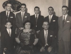 Casamento da mãe de Rosana, família toda reunida. Grandes importadores da zona cerealista. 
Da esquerda para direita: (em pé) Miguel Dino Guglielmi, José Lins Guglielmi, Júlio Guglielmi, Francisco Guglielmi, Paschoal Guglielmi, (embaixo) Roberto Paschoal Correa Lima, Angela Cristina Caruso Guglielmi, Paschoal Gugliemi.