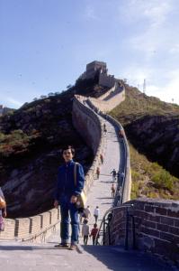 Tai retornou à China pela primeira vez e visitou muitos lugares que não conhecia, do norte ao sul. Essa foto é importante para ele, pois há um dito popular: quem não foi à Grande Muralha, bom homem não é.