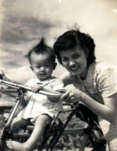 Tai com sua mãe na bicicleta.
Ele chorava quando parava a bicicleta.