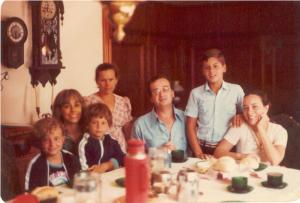 Na foto: Ana Carolina (filha), Ana Regina (primeira esposa), Carlos Fernando (filho) e Léo (amigo) com o filho Mário Henrique e a esposa Alícia se reúnem na casa de Fausto.