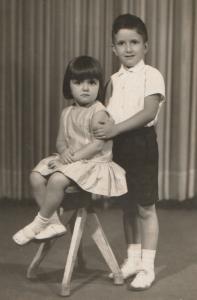Foto tirada em estúdio profissional, localizado na Av. Celso Garcia, 404. Usando vestido que usou no batizado na Igreja San Vito. Na foto: Rosana Leddomado e Vitor Paschoal Leddomado.