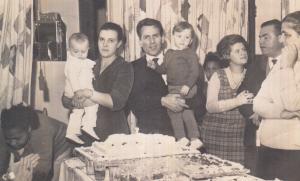 Rosa Labate Galuzzi (mãe), Cláudia Filomena Labate Galluzzi (irmã, no colo), Guglielmo Galluzzi (pai), Luiz Galluzzi (colo do pai), Helena Labate (esposa do Dionísio), Dionísio Labate. Na R. Benjamin de Oliveira.