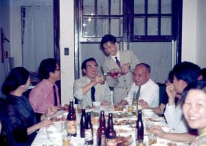 Cerimônia para ser aceito como discípulo do seu mestre, Sr. Sun, pintor de pintura chinesa clássica.
Depois da cerimônia de reverência, realizaram um banquete com todos os presentes. Tai serve seu mestre com a bebida.
Tai foi discípulo de 1969 a 1977, quando se mudou para Goiânia (GO).