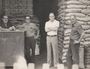 Funcionários e parentes de Cristina em frente ao armazém na Rua da Alfandega, na Boa Luz
Na foto: Paulo Buda (funcionário), Leddomado Vitório (tio), Modesto Abbatepaulo, Franchesco Leddomado (tio).