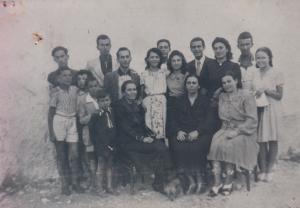 A família baresa unida na cidade de Polignano.
Guglielmi Galluzzi: Segunda fileira (cima para baixo), primeiro à esquerda.