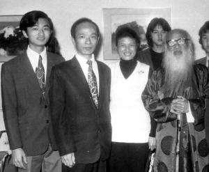 Tai e outras pessoas com o Mestre Chang Dai-chien, artista plástico chinês que morou no Brasil por muito tempo.