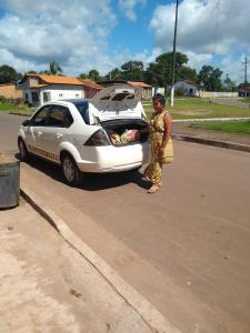 Nesta foto Luakam estava participando do projeto social que ela criou, chamado “Maria Vicentina”. Estava distribuindo cestas básicas no bairro de Piçarreira. Este nome é em homenagem à sua mãe, Maria, e à sua avó, parteira e uma pessoa muito solidária, Vicentina. As duas já faleceram.