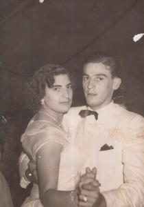 Festa no Clube Rhomes, na Paulista, de formatura. Dançando com Josefina, na época sua namorada. 
Na foto: Josefina Renna Mastrorosa e Victor Mastrorosa.