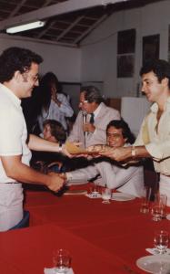 Evauri (primeiro à esquerda) recebendo o diploma de Homem das Comunicações do Ano das mãos do presidente da Câmera Municipal de Parnaíba, Hélio Leal Garcia. Ao fundo estão: Marley, Francisco Machado e Nilson Roberto, prefeito de Paranaíba.