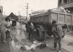 Giuseppe jogando fora mercadoria após enchente, Rua da Alfândega, no Brás. 
Na foto: Giuseppe Leddomado.