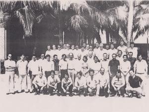 Reunião internacional para a apresentação de novas estratégias metodológicas relativas a produtos de desenvolvimento originais da Janssen Farmacêutica. Eles estão em um hotel onde filmaram um filme da franquia 007. Heimar Ximenes é a primeira pessoa agachada, à frente.