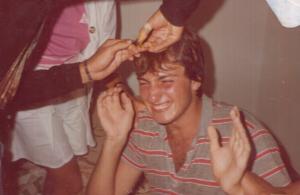 Amigos cortando o cabelo de Galluzzi após divulgação da lista de aprovados no vestibular da PUC em 1983. Galluzzi cursou administração.