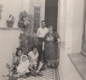 Quintal da casa da avó de Rosana, Rua Benjamin de Oliveira, 313, no Brás. Na foto: (em pé) Francisco Guglielme (tio), Angela Cristina Caruso Guglielme (avó), (sentados) Lilia Antonieta Guglieme (tia), Ana Cristina Leddomado (irmã), Amália Guglielme (tia).