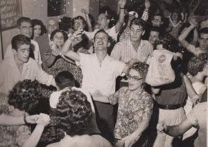 Carnaval no Brás, se divertindo com confete no grêmio recreativo e cultural da Bolsa de Cereais, na Rua da Cantareira.