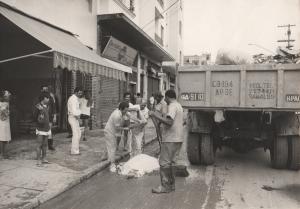 Descartando mercadoria após enchente, Rua da Alfândega, em frente à Boa Luz. Giuseppe veio para o Brasil em 1953.
Na foto: Giuseppe Leddomado.