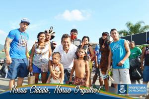 Foto tirada no dia do encontro com o subprefeito de Nilópolis, no dia em que ela e quase toda sua família desfilaram na Escola de Samba Beija Flor. Essa foto é importante para Luakam porque é a única foto que tem da família reunida, além de representar a realização de um sonho, porque quando Luakam ainda morava no Pará ela tinha dois sonhos na vida: o primeiro era um dia ir ao Rio de Janeiro e assistir ao show clássico de final de ano do Roberto Carlos em Copacabana; o segundo era ir ao Sambódromo da Marquês de Sapucaí para ver a Escola de Samba Beija Flor desfilar. No dia que essa foto foi tirada a família foi convidada pelo subprefeito para desfilar na Beija Flor. Eles não só assistiram o desfile, como também desfilaram em destaque. O tema do desfile era “Iracema, a Virgem dos Lábios de Mel”, em 2016. O desfile para ela foi muito emocionante, assim como o pré-desfile, ela inclusive ficava se beliscando para ter certeza se estava vivendo aquilo tudo mesmo.