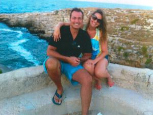 Passando férias na Itália, aproveitaram para conhecer a família em Polignano a Mare. Na foto: Luiz Galluzzi e Alessandra Guimarães (noiva).