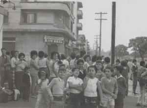 Crianças na esquina da Av. Mercúrio e a Rua Polignano A Mare.