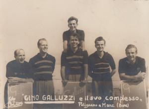 Banda na Itália, em Polignano a Mare.
Da esquerda para direita: François Montanaro, Nicola Giuliani, Gino Galluzzi (tio), Vito Passeri, Vito Daniele, Guglielmo Galluzzi (pai).