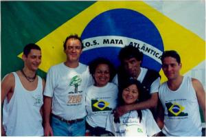 Da esquerda para a direita, João Benedetti, Fernando, Marly Lima, Belô, Cássia Gomi e Demetrius Venâncio em trabalho de revitalização na Praça Franscisco Matarazzo.