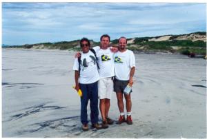 Belô a esquerda, Fernando ao centro e Fabrizio Violini à direita em mutirão na praia.