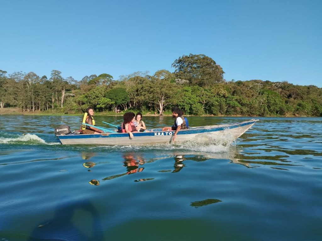 Wellington Neri (Tim) e família num passeio de barco pelas águas da represa Billings