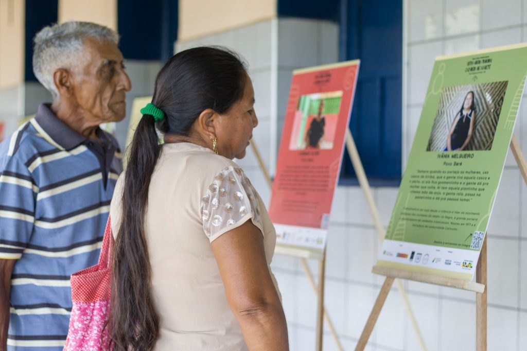 Sr. Amadeu e dona Ivania vendo as placas em sua homenagem