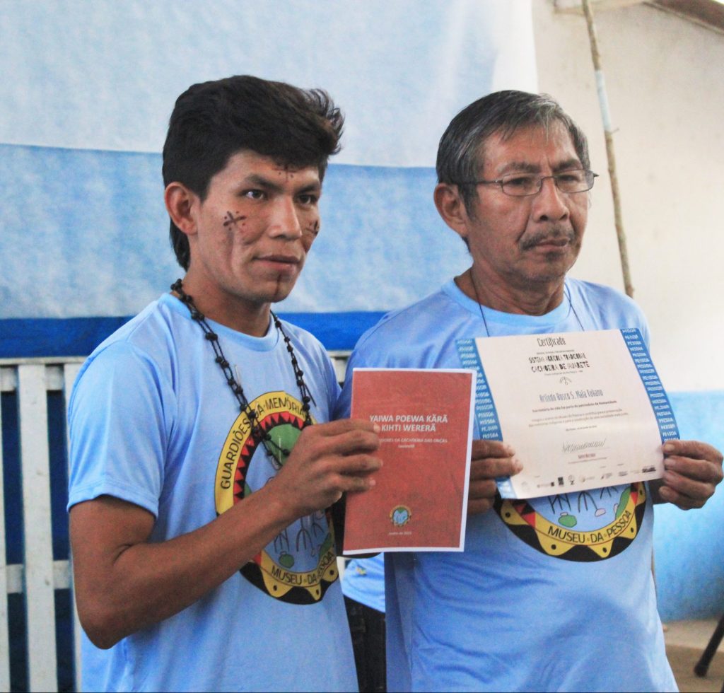 Sr. Arlindo e o formando Lucas com certificado e folheto de poesias